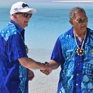 Anthony Albanese (l), Premierminister von Australien, und Kausea Natano, Premierminister von Tuvalu, schütteln sich auf One Foot Island die Hände.