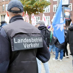 Bedienstete des Landesbetriebs Verkehr während eines Streiks