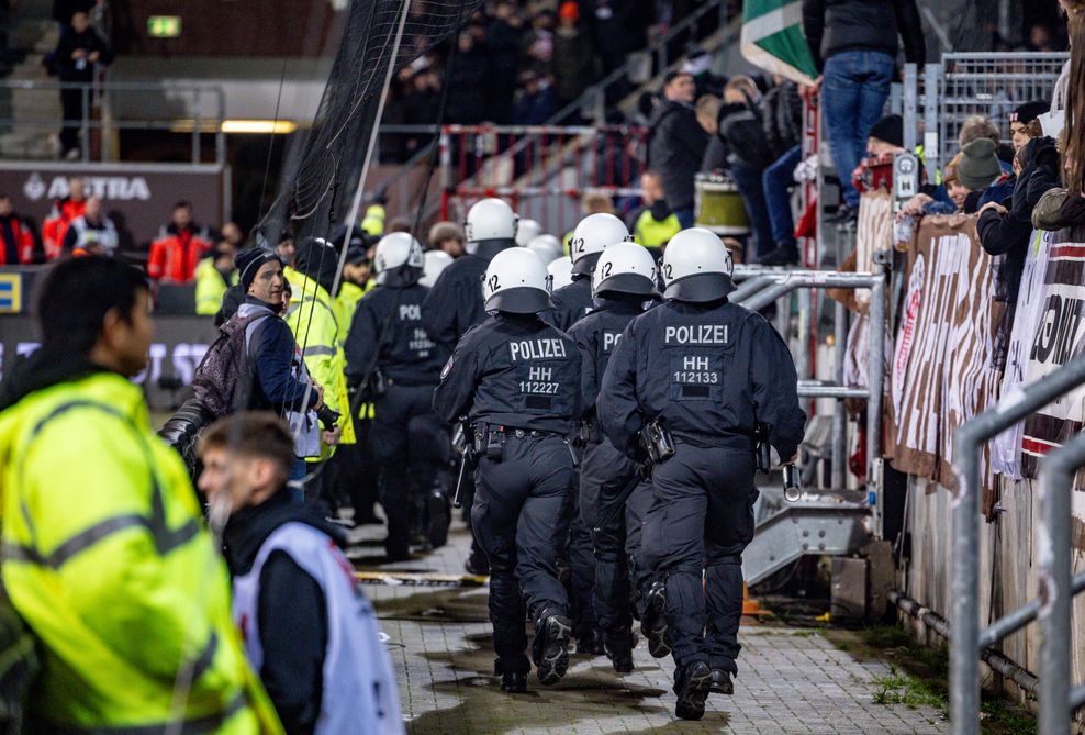 Ausschreitungen bei St. Pauli Spiel – 17 Polizisten verletzt