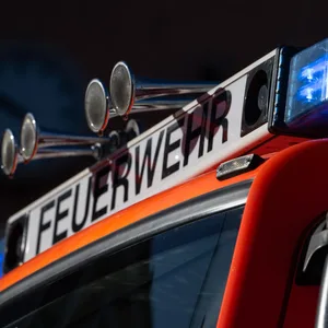 Die Lagerhalle einer Raffinerie stand in Flammen (Symbolbild).
