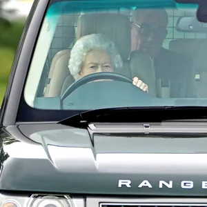 Königin Elizabeth II. fährt einen Range Rover bei der Royal Windsor Horse Show. (Archivbild)