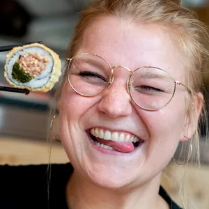 Christin Hamer-Osburg, Serviceleiterin im Restaurant „Moto Kitchen“, hält Sushi mit Grünkohl und Pinkel in den Händen.
