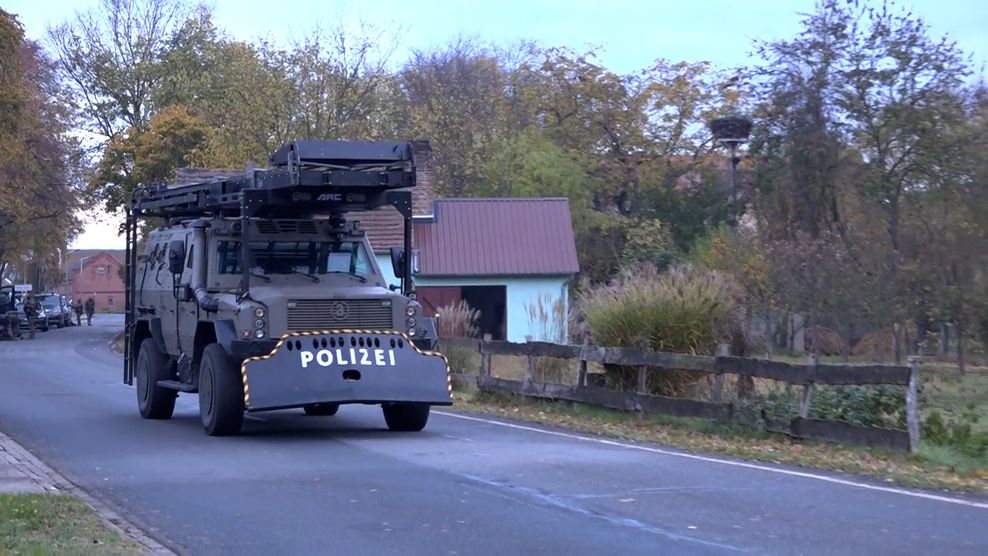 Schweres Gerät eines Spezialeinsatzkommandos der Polizei rollt durch den Ort Vieritz im Havelland.