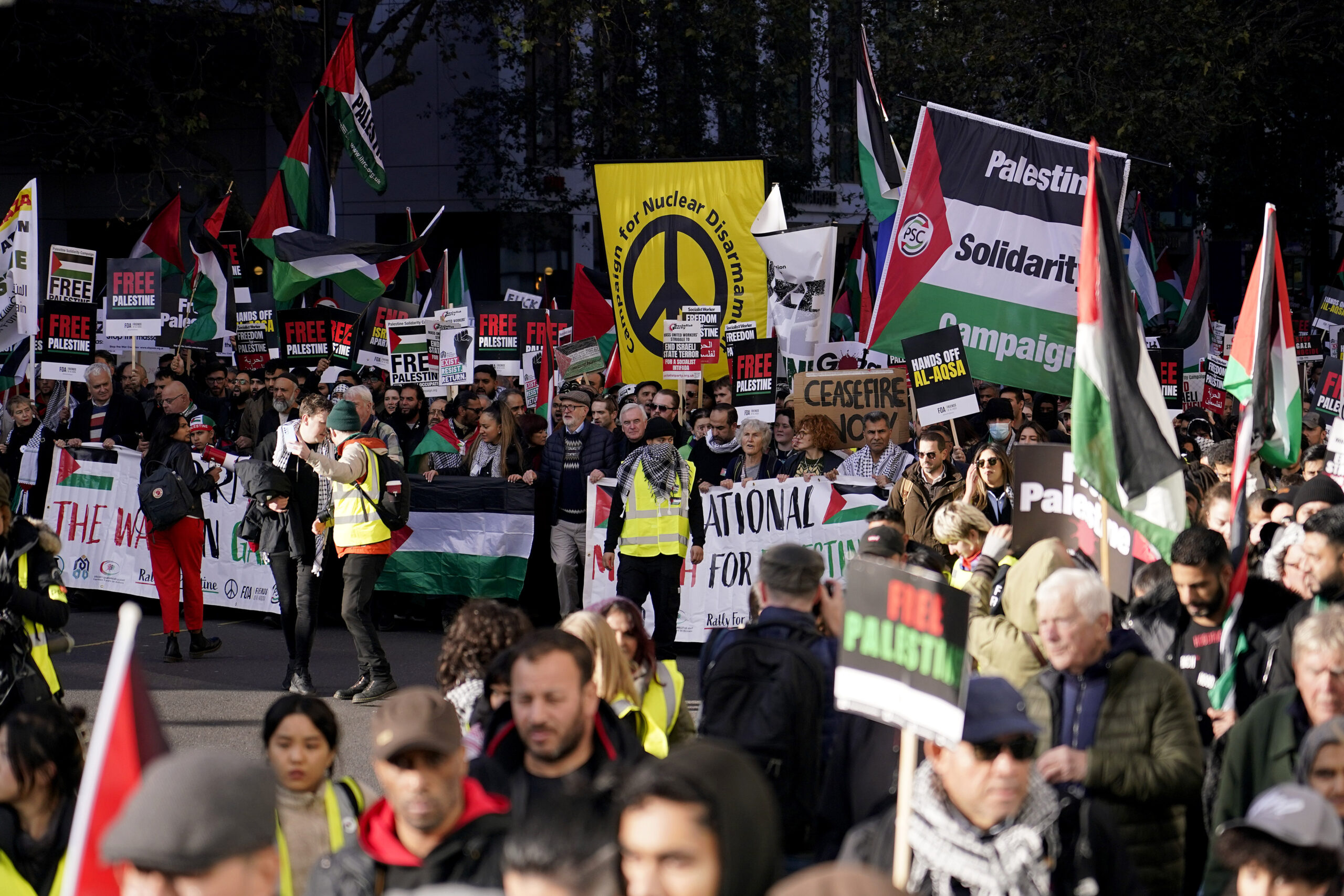 Rund 300.000 Menschen haben in London an einer Palästina-Demo teilgenommen und sind vom Hyde Park zur US-Botschaft in Vauxhall marschiert.