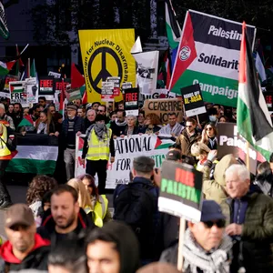 Rund 300.000 Menschen haben in London an einer Palästina-Demo teilgenommen und sind vom Hyde Park zur US-Botschaft in Vauxhall marschiert.