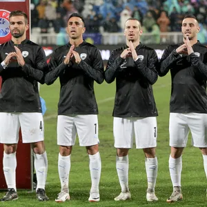 Die israelischen Nationalspieler singen die Nationalhymne.