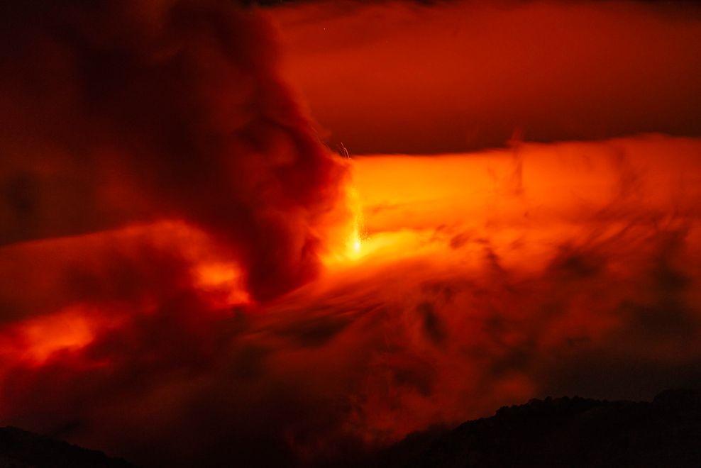 Europas größter aktiver Vulkan Ätna hat am Sonntag große Mengen glühende Lava in den Himmel gespuckt. 