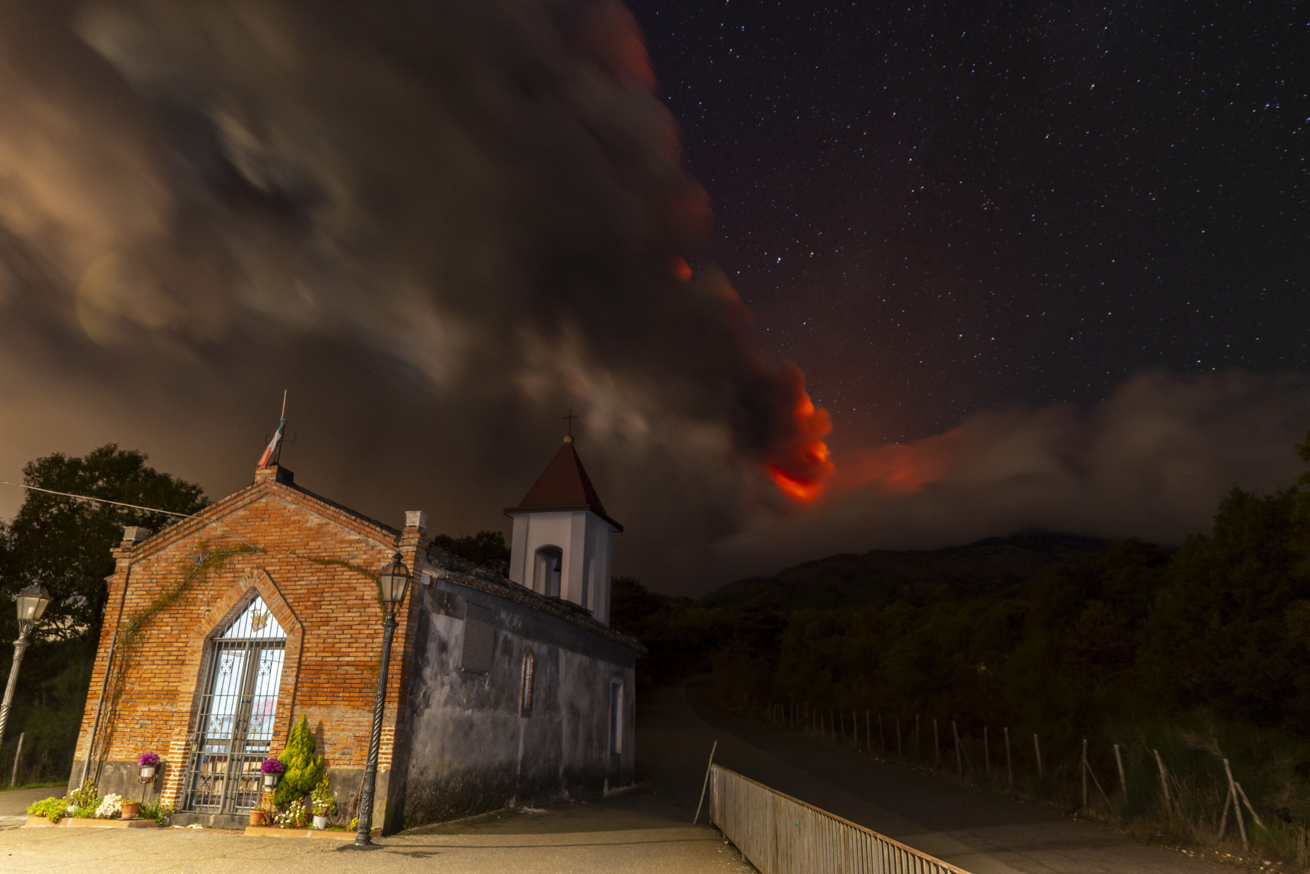 Rauchschwaden des Vulkans Ätna, gesehen von der Kirche Magazzeni in der Nähe des Dorfes Sant'Alfio.