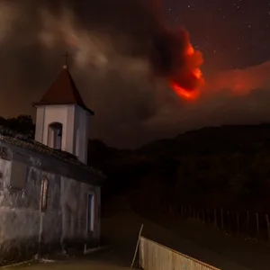 Rauchschwaden des Vulkans Ätna, gesehen von der Kirche Magazzeni in der Nähe des Dorfes Sant'Alfio.