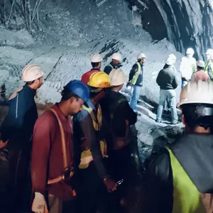 Rettungskräfte in dem in Indien eingestürzten Tunnel