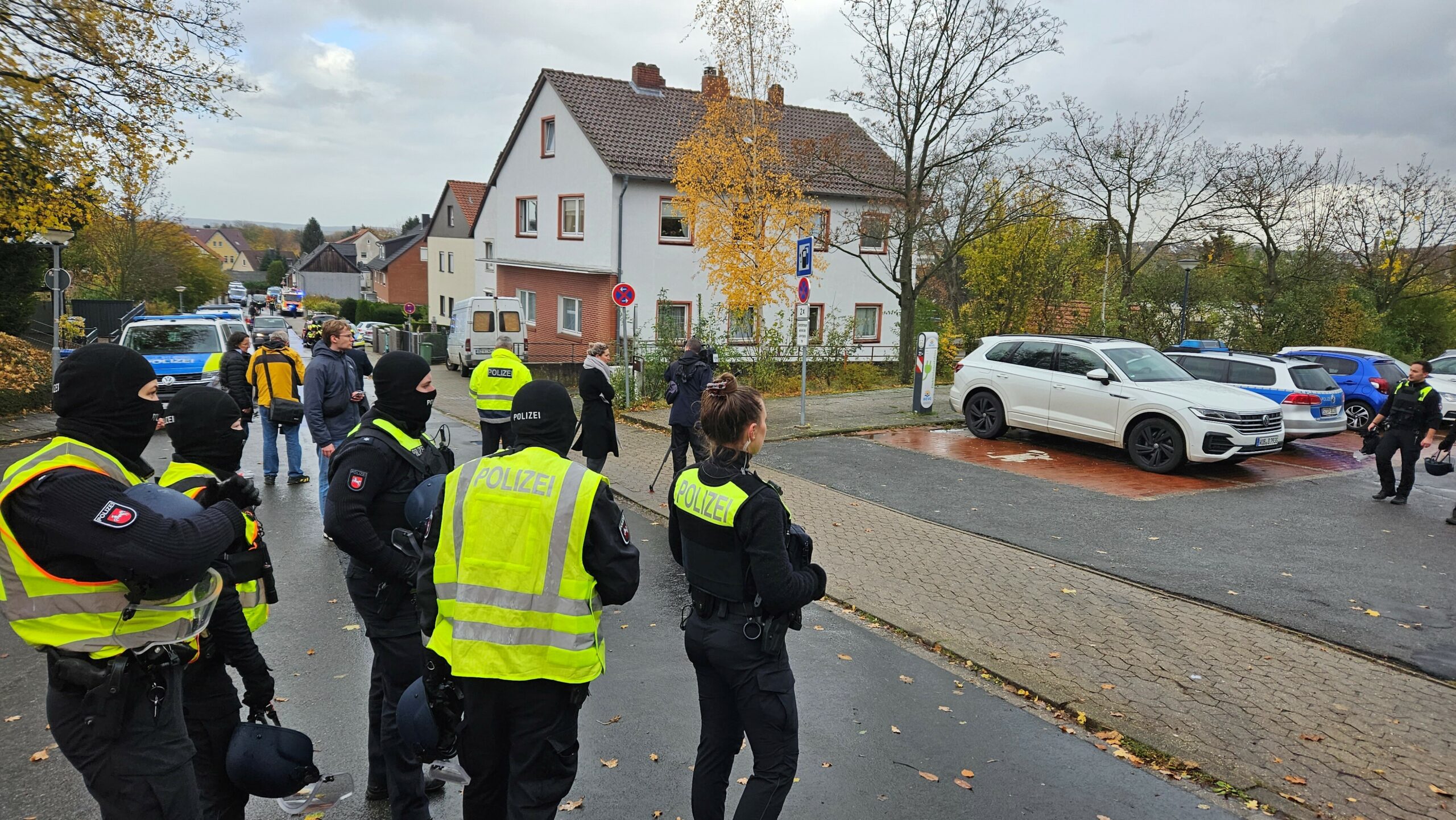 Waffen-Alarm an Schule: Die Polizei rückte mit einem Großaufgebot zum Gymnasium in Salzgitter an.