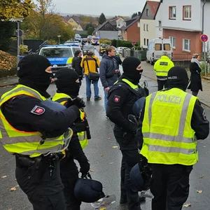 Waffen-Alarm an Schule: Die Polizei rückte mit einem Großaufgebot zum Gymnasium in Salzgitter an.