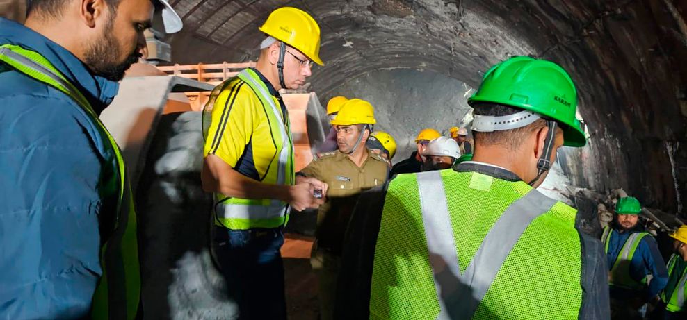 Nach dem Teileinsturz des Tunnel-Rohbaus im Norden Indiens haben Rettungskräfte Kontakt zu den etwa 40 verschütteten Arbeitern aufnehmen können.