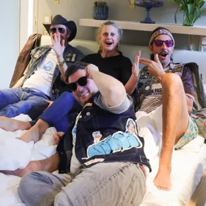 Die Moderatorin Barbara Schöneberger (M.) und Freunde liegen bei einem Medienrundgang in dem neuen Hotel-Projekt „Villa Viva Hamburg“ auf einem Bett in einer von ihr gestalteten Suite.