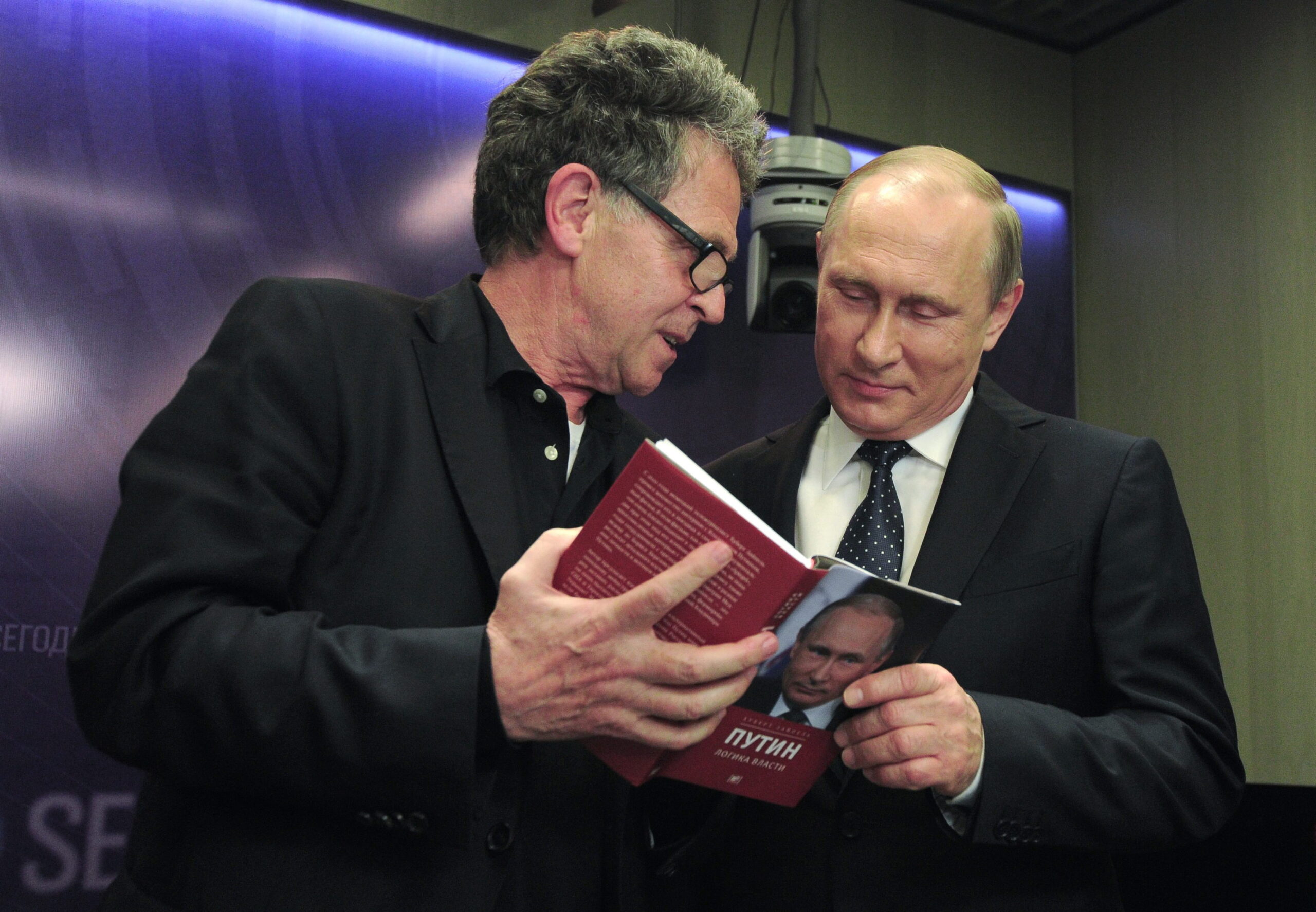 Der deutsche Journalist Hubert Seipel (l.) sieht sich mit Wladimir Putin sein Buch „Putin – The Logic of Power“ an.