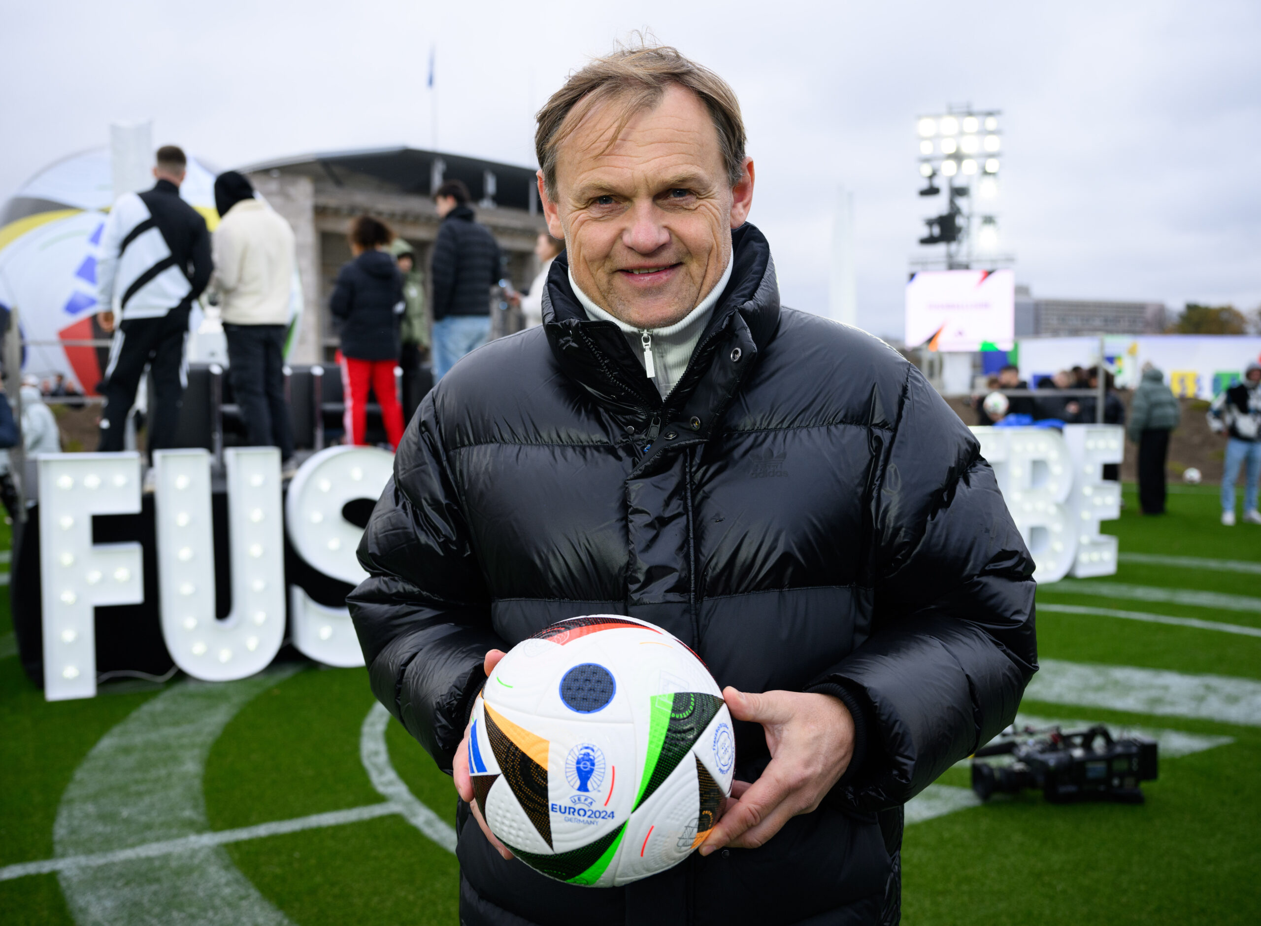 Bjørn Gulden mit dem EM-Spielball in der Hand