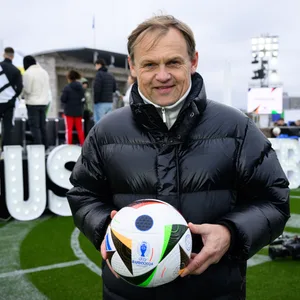 Bjørn Gulden mit dem EM-Spielball in der Hand