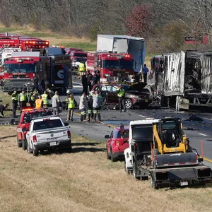 Beide Richtungen der Interstate 70 sind nach einem Verkehrsunfall gesperrt. Bei einem schweren Verkehrsunfall im US-Bundesstaat Ohio sind am Dienstagmorgen (Ortszeit) sechs Menschen, darunter drei Jugendliche, ums Leben gekommen.
