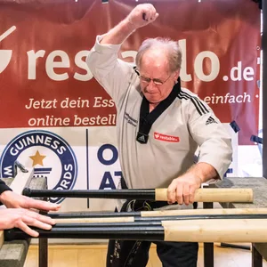 Kampfsportler Muhamed Kahrimanovic bei seinem Guinness-Rekordversuch