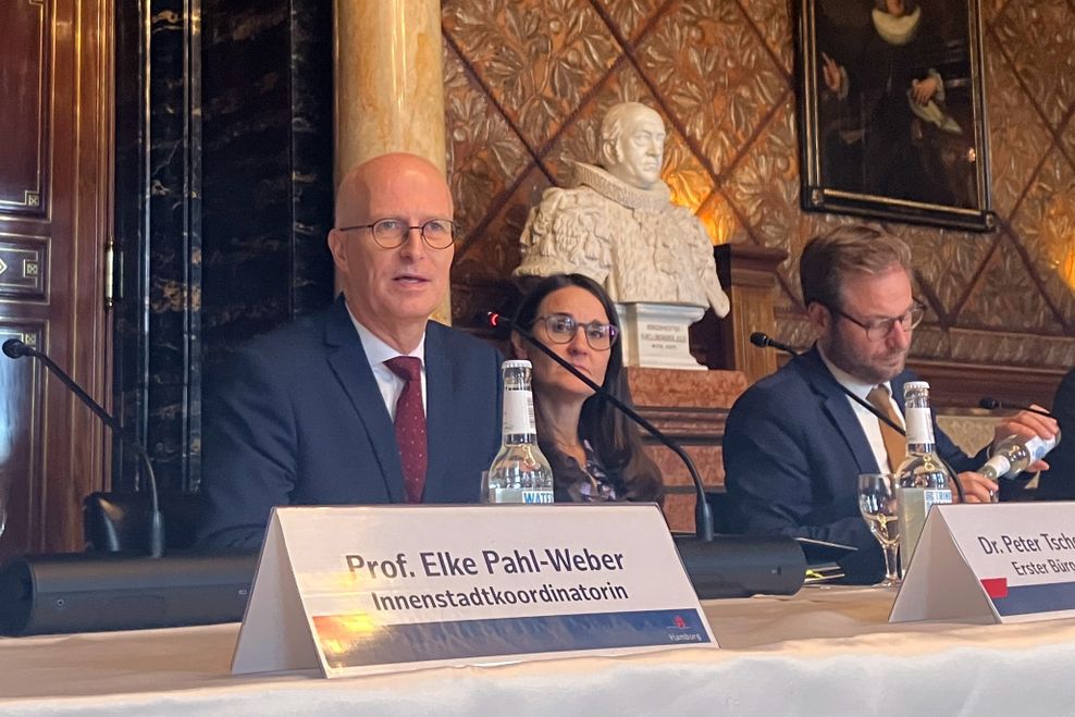 Bürgermeister Peter Tschentscher (SPD), Bausenatorin Karen Pein (SPD) und Verkehrssenator Anjes Tjarks (Grüne) haben Ideen für die Domachse vorgestellt.