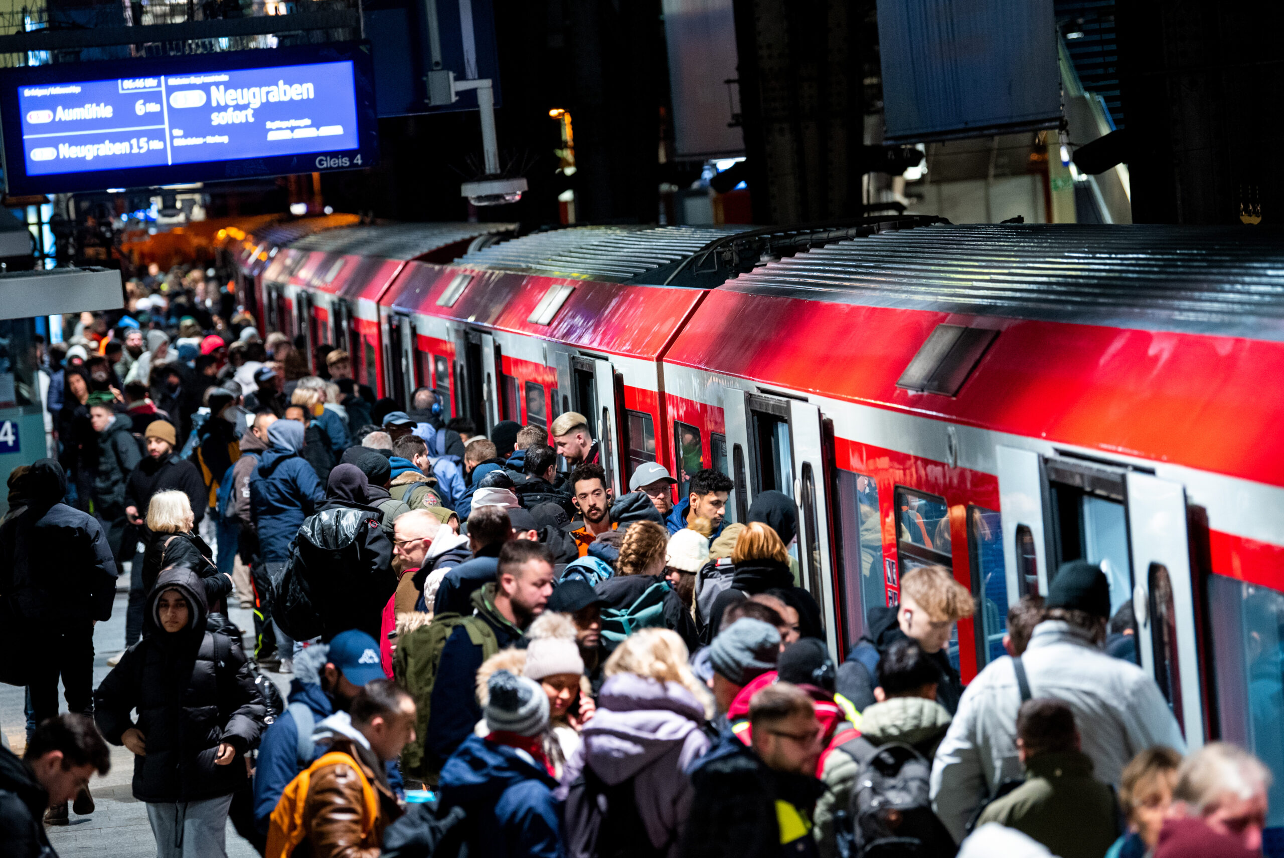 Fahrgäste drängen sich in eine S-Bahn am Hamburger Hauptbahnhof.