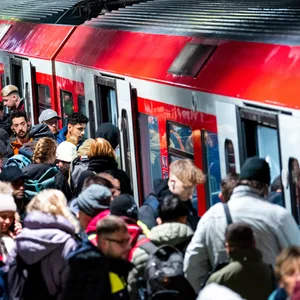 Fahrgäste drängen sich in eine S-Bahn am Hamburger Hauptbahnhof.