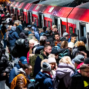 Fahrgäste drängen sich in eine S-Bahn am Hamburger Hauptbahnhof.