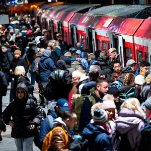 Reisende drängten sich während des Warnstreiks bei der Bahn im Hamburger Hauptbahnhof an einer S-Bahn.