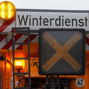 Ein Streufahrzeug kippte auf die Seite (Symbolbild).