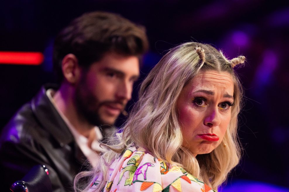 Das Rateteam Ruth Moschner (r.) und Alvaro Soler sitzt in der Prosieben-Show „The Masked Singer“ am Ratepult.