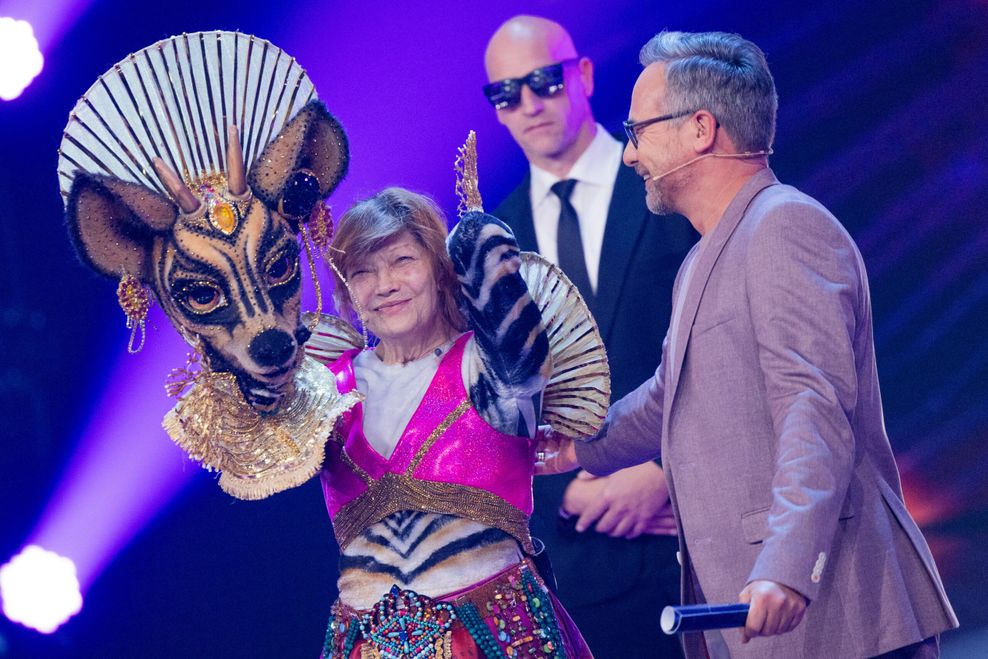 Katja Ebstein, Sängerin und Schauspielerin, steht als enttarnte Figur „Das Okapi“ in der Prosieben-Show „The Masked Singer“ auf der Bühne neben Moderator Matthias Opdenhövel.