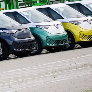 Neuwagen von Volkswagen vom Typ ID.Buzz stehen auf einem Hof am Werk von Volkswagen Nutzfahrzeuge.