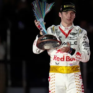 Max Verstappen mit der Siegertrophäe