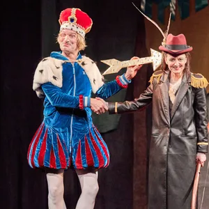 Eine Szene aus Robin Hood. Auf vielen Hamburger Bühnen sind wieder Weihnachtsmärchen zu sehen.