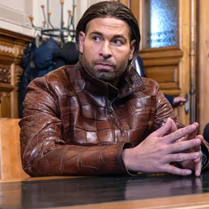 Tim Wiese sitzt im Gerichtssaal des Bremer Landesgericht