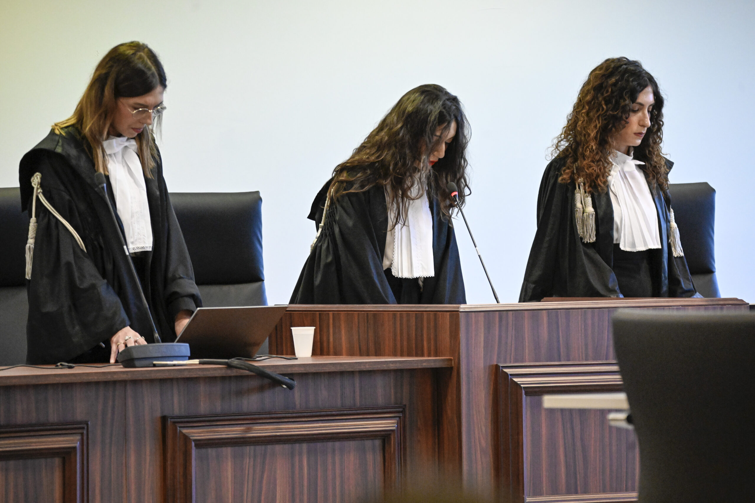 Richterin Brigida Cavasino, Präsidentin des Gerichts, flankiert von den Richterinnen Claudia Caputo und Germana Radice, verliest die Urteile des Prozesses.