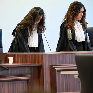 Richterin Brigida Cavasino, Präsidentin des Gerichts, flankiert von den Richterinnen Claudia Caputo und Germana Radice, verliest die Urteile des Prozesses.