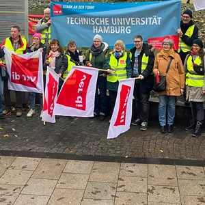 Beschäftigte der Technischen Universität Hamburg posieren am Rande einer Streikkundgebung der Hamburger Hochschulen.