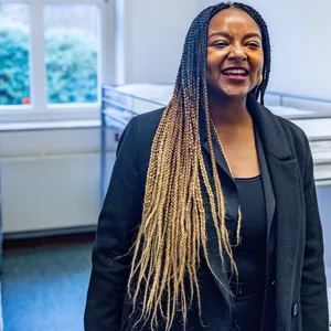 Aminata Toure (Bündnis 90/Die Grünen), Integrationsministerin in Schleswig-Holstein, schaut sich die seit dem 20. November 2023 bezugsfertige Landesflüchtlingsunterkunft in Kiel an.