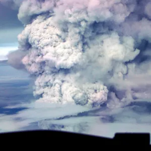 Eine Wolke aus Vulkanasche und Dampf steigt beim Ausbruch des Mount Ulawun am 30.04.2001 auf.