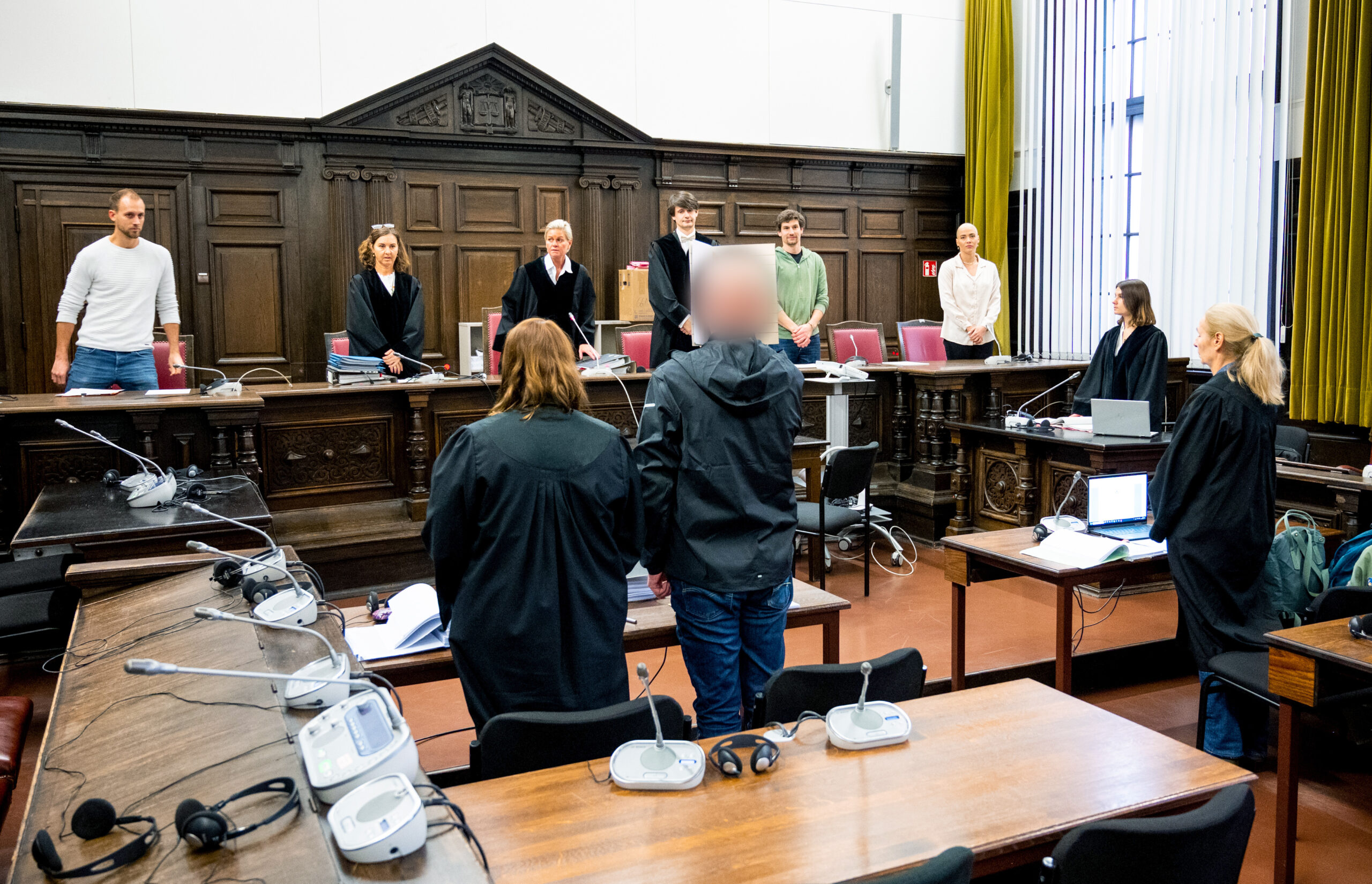 Der 49 Jahre alte Angeklagte steht im Landgericht Hamburg im Saal.