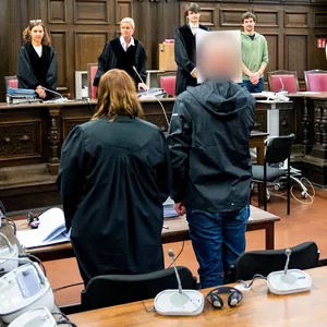 Der 49 Jahre alte Angeklagte steht im Landgericht Hamburg im Saal.