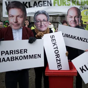 Umweltverbände haben die Bundesregierung verklagt. Aktivisten trugen vor einer Verhandlung Masken von Wirtschaftsminister Habeck (l.-r.), Bauministerin Geywitz, Bundeskanzler Scholz und Verkehrsminister Wissing.