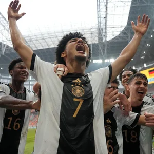 Paris Brunner jubelt mit seinen Teamkollegen