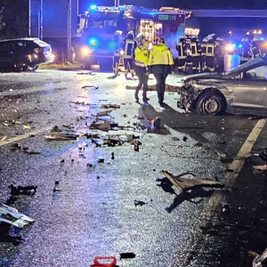 Trümmerteile liegen an Unfallstelle auf der A31