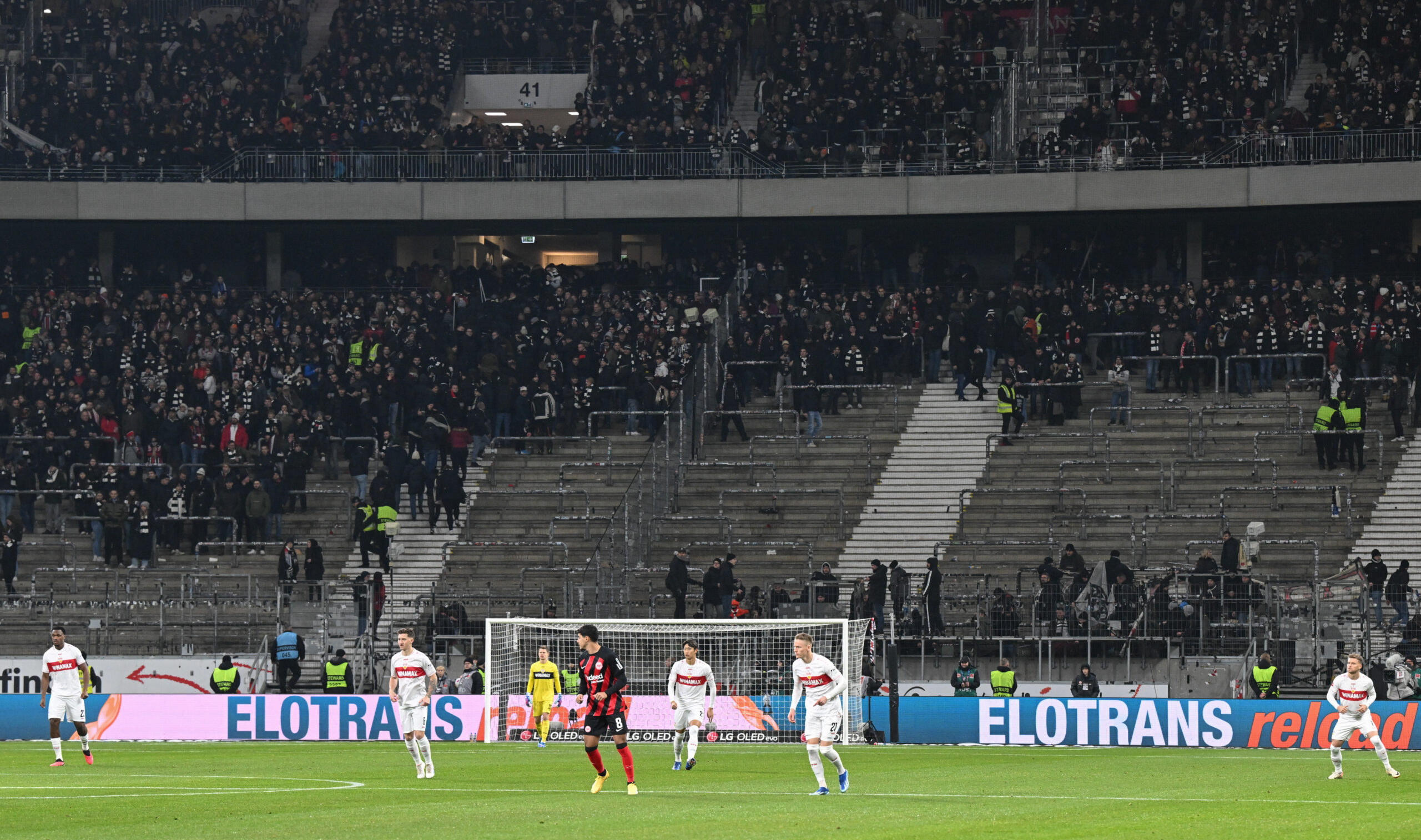 Frankfurter Ultras verlassen Stadion im Spiel gegen den VfB Stuttgart