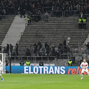 Frankfurter Ultras verlassen Stadion im Spiel gegen den VfB Stuttgart