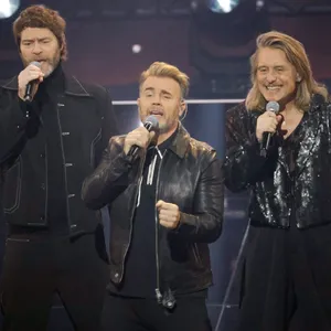 Die britische Band Take That, bestehend aus Howard Donald (v.l.n.r.), Gary Barlow und Mark Owen, bei einem Auftritt in der ZDF-Show „Wetten, dass..?“.