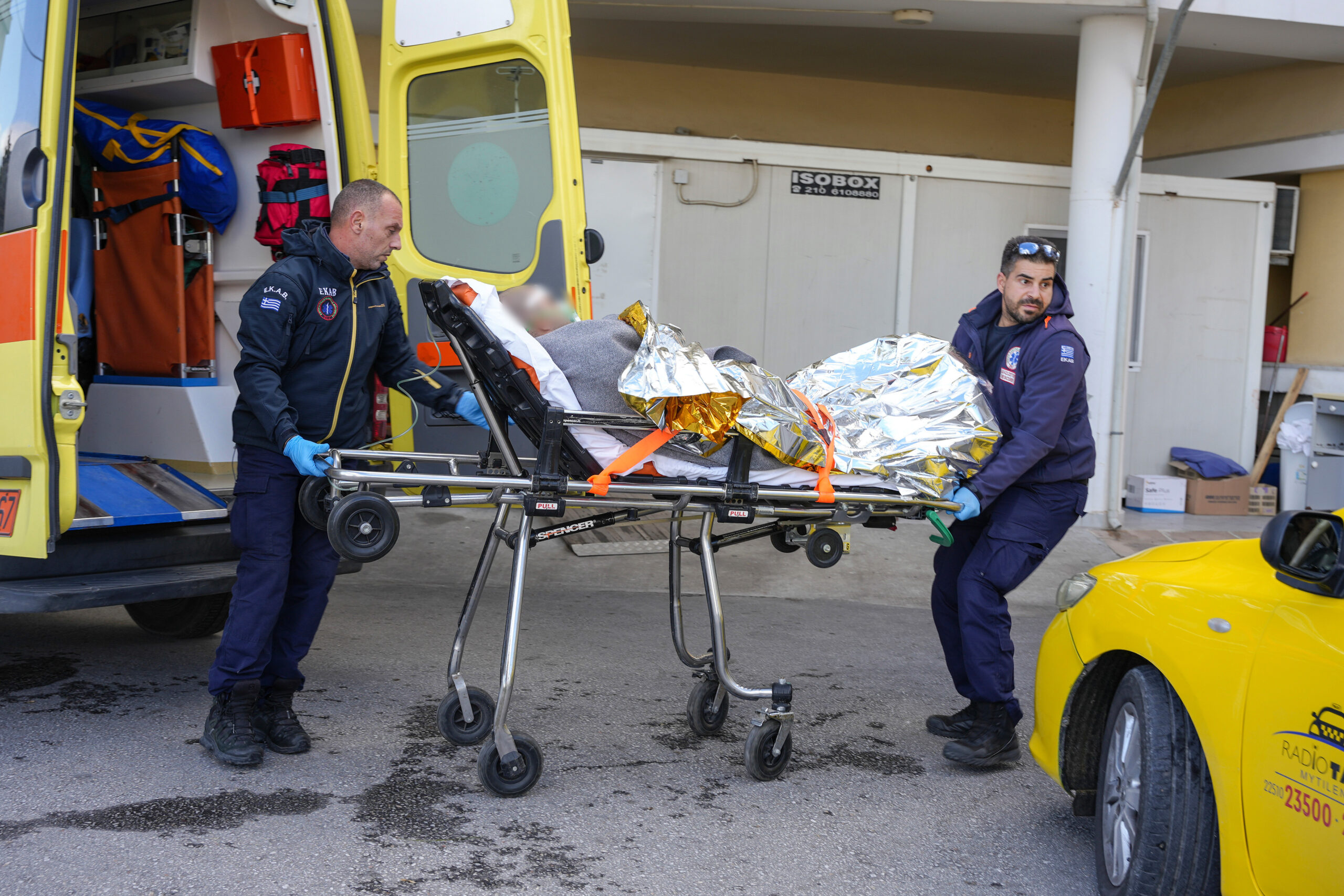 Sanitäter verlegen einen Überlebenden des Schiffsunglücks in ein Krankenhaus auf der nordöstlichen Ägäisinsel Lesbos.