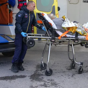 Sanitäter verlegen einen Überlebenden des Schiffsunglücks in ein Krankenhaus auf der nordöstlichen Ägäisinsel Lesbos.